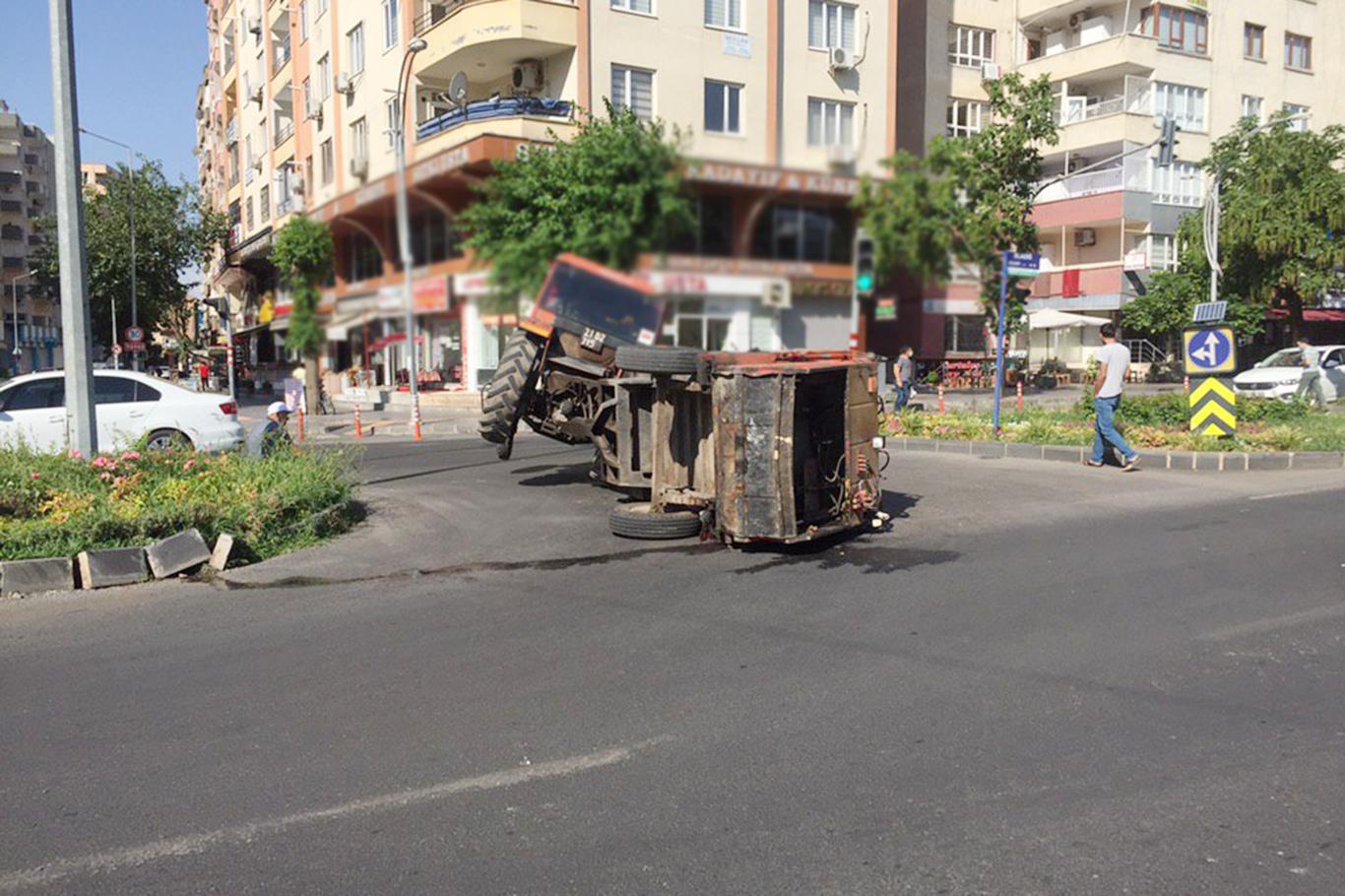 Refüje çarpan çöp aracı devrildi